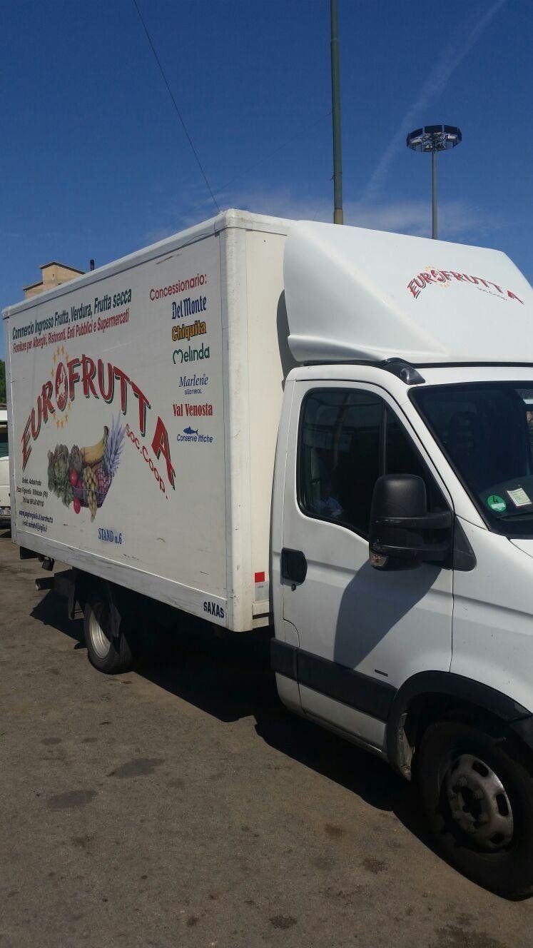 Furgone per la consegna di prodotti ortofrutticoli a comunità