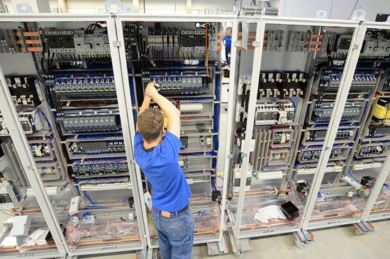 dei cavi elettrici che si attaccano a un impianto