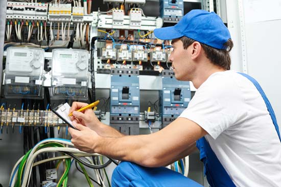 dei cavi elettrici che si attaccano a un impianto
