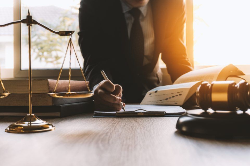 avvocato studia un caso