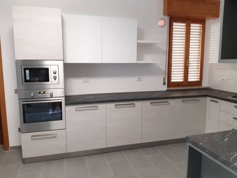 mobili cucina bianca e grigia finestra
