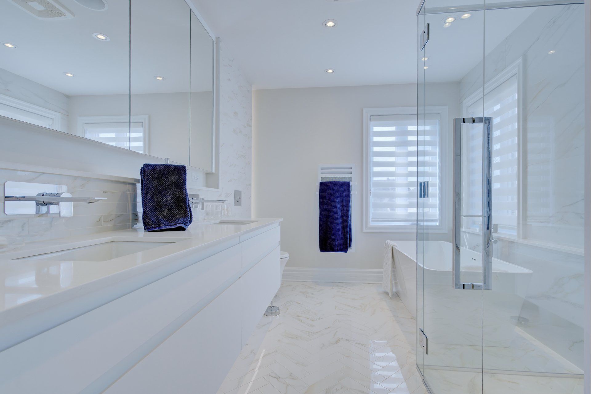 Une salle de bain avec deux vasques, une baignoire et une douche à l'italienne.