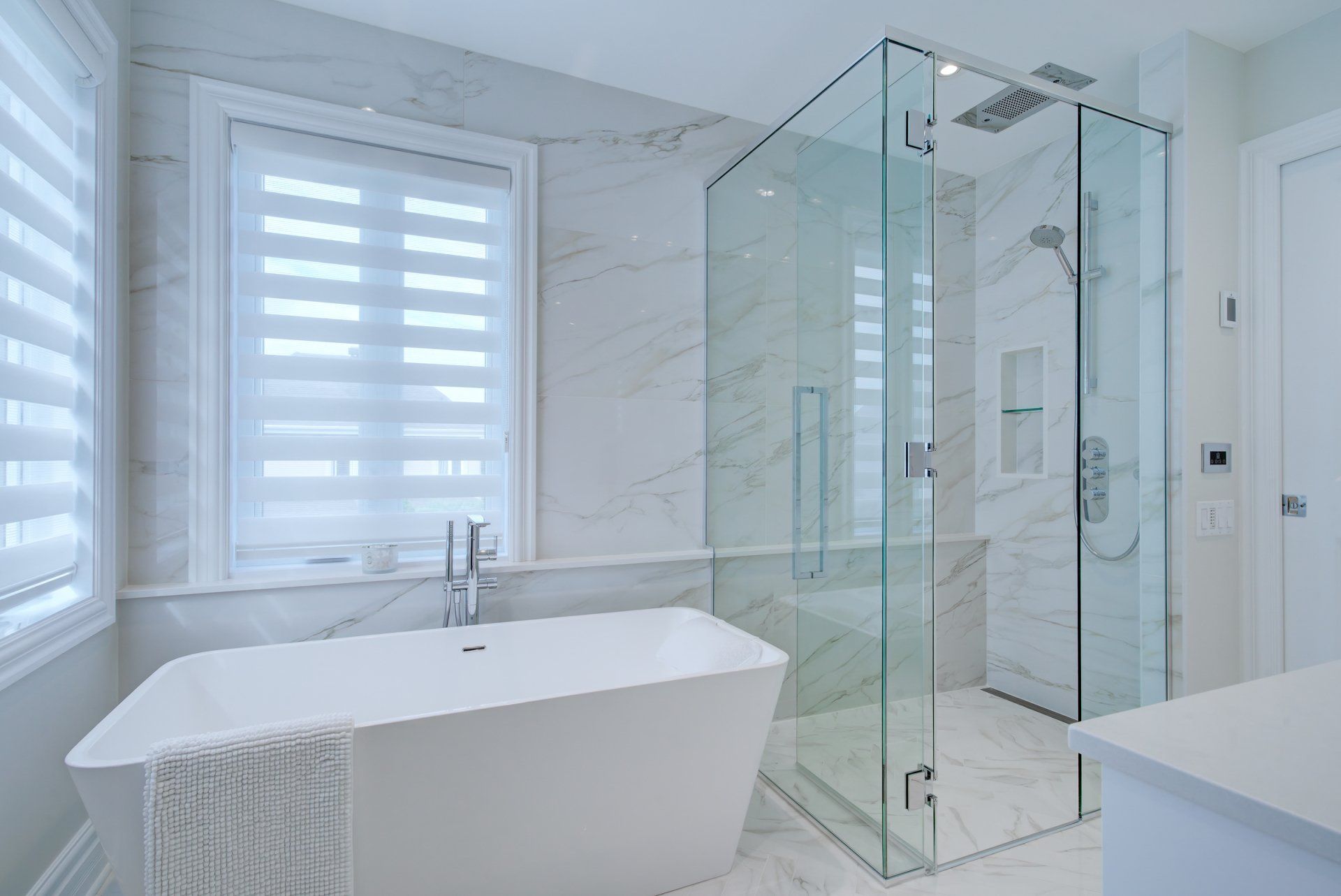 Une salle de bain avec baignoire , douche et fenêtre.