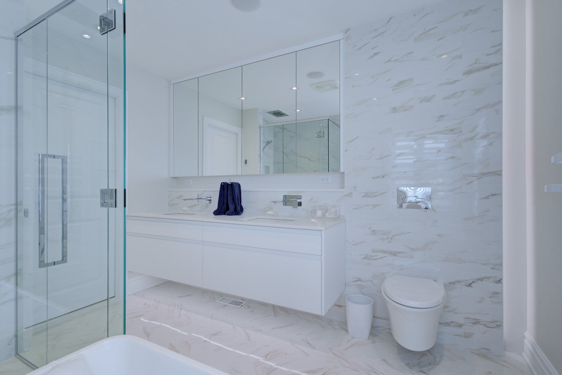 Une salle de bain avec WC , lavabo et douche.