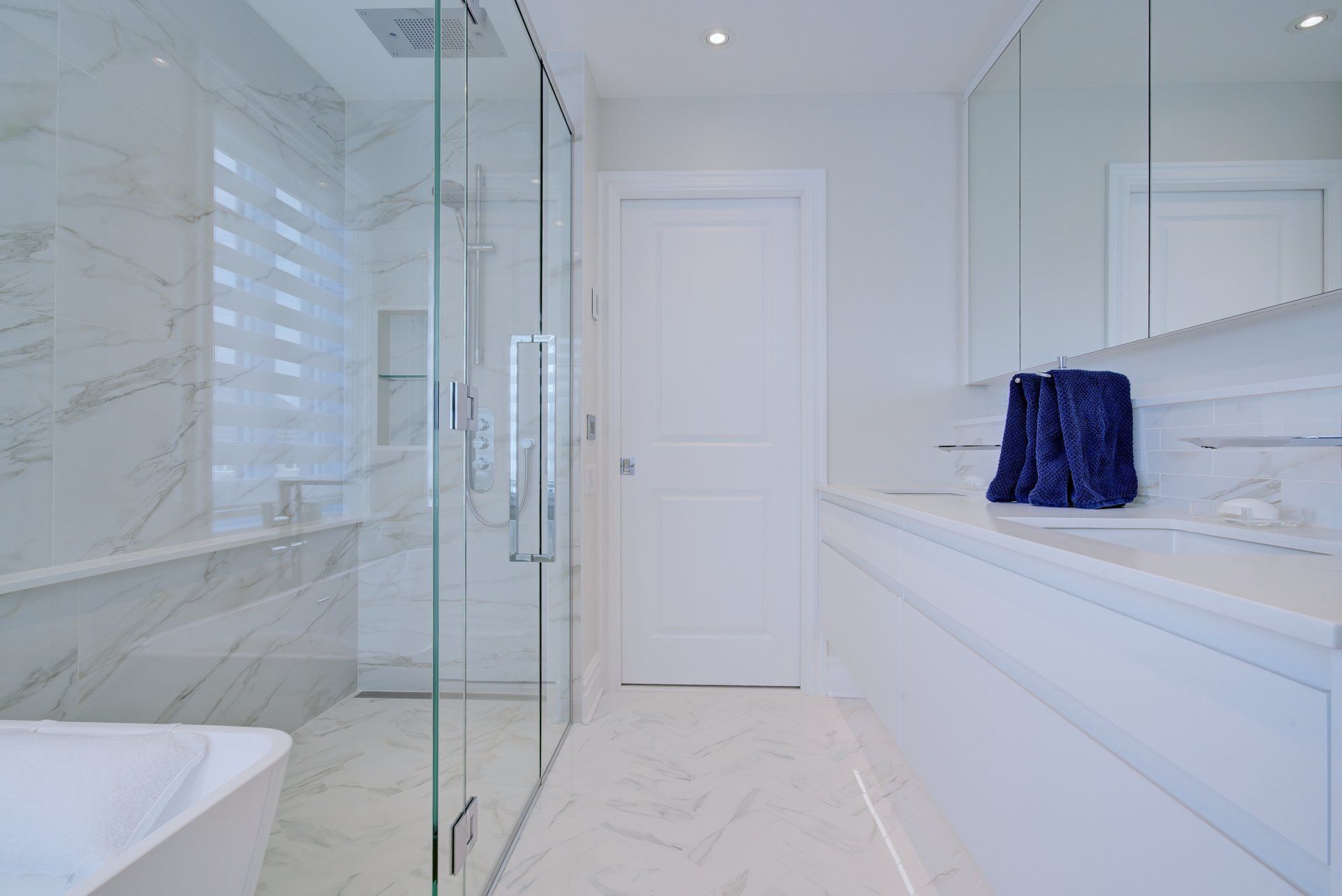 Une salle de bain avec douche à l'italienne, lavabo et baignoire.