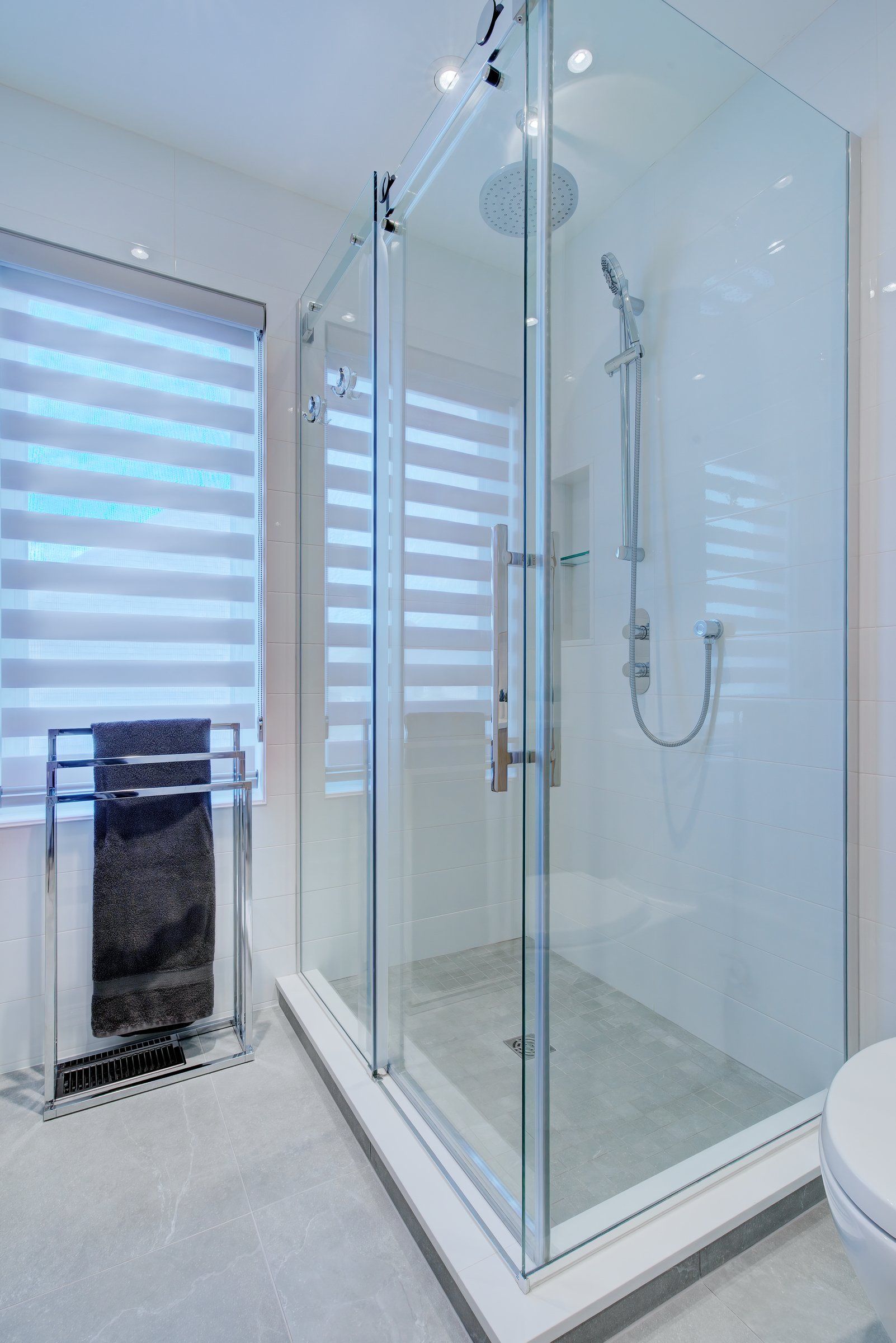 Une salle d'eau avec douche à l'italienne et toilettes.