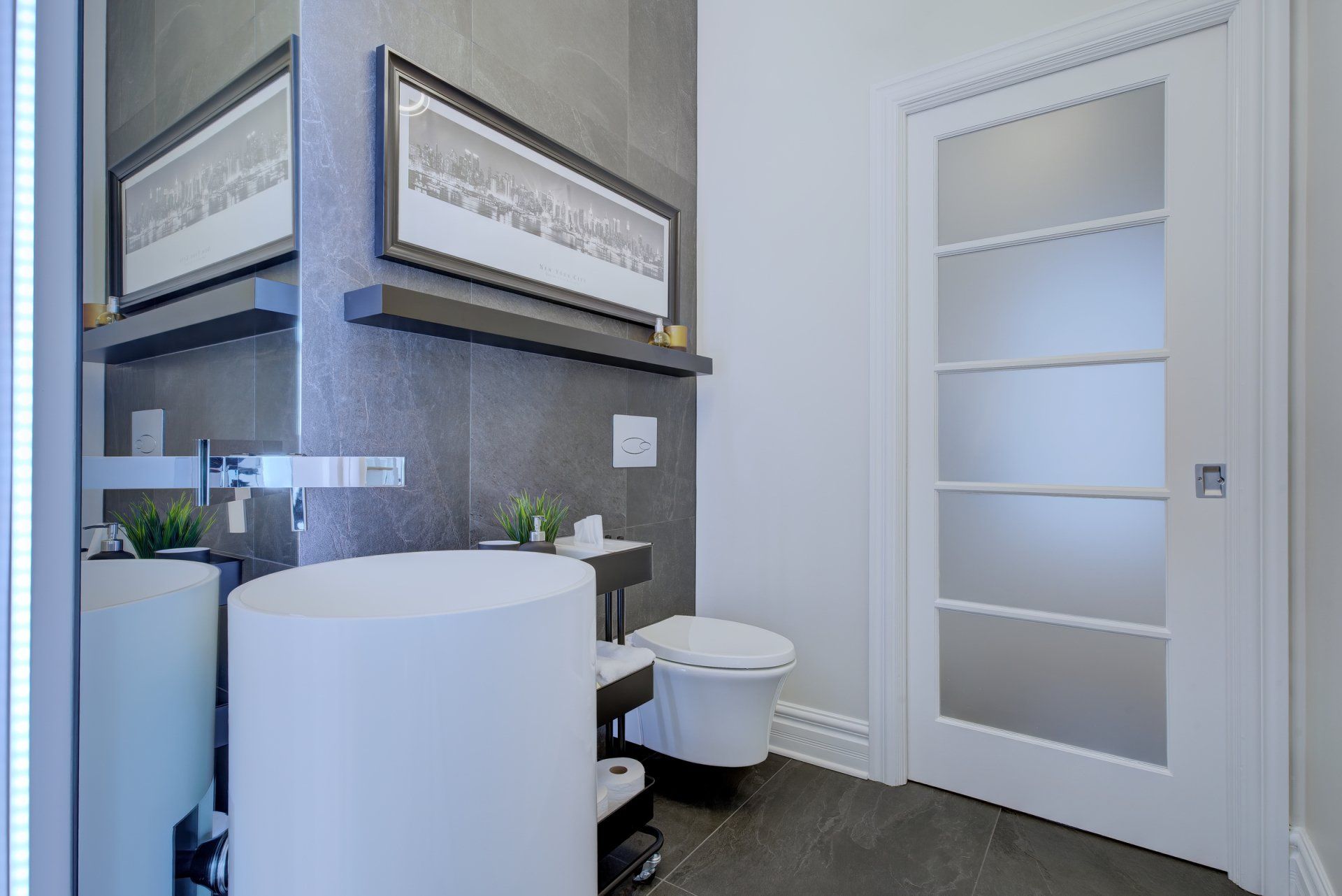 Une salle de bain avec lavabo, toilettes et miroir.