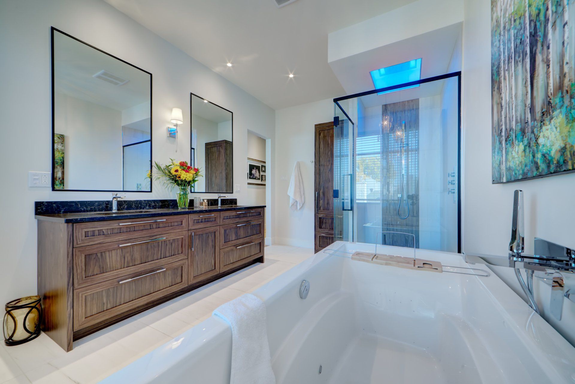 Une salle de bain avec deux lavabos , une baignoire et une douche.