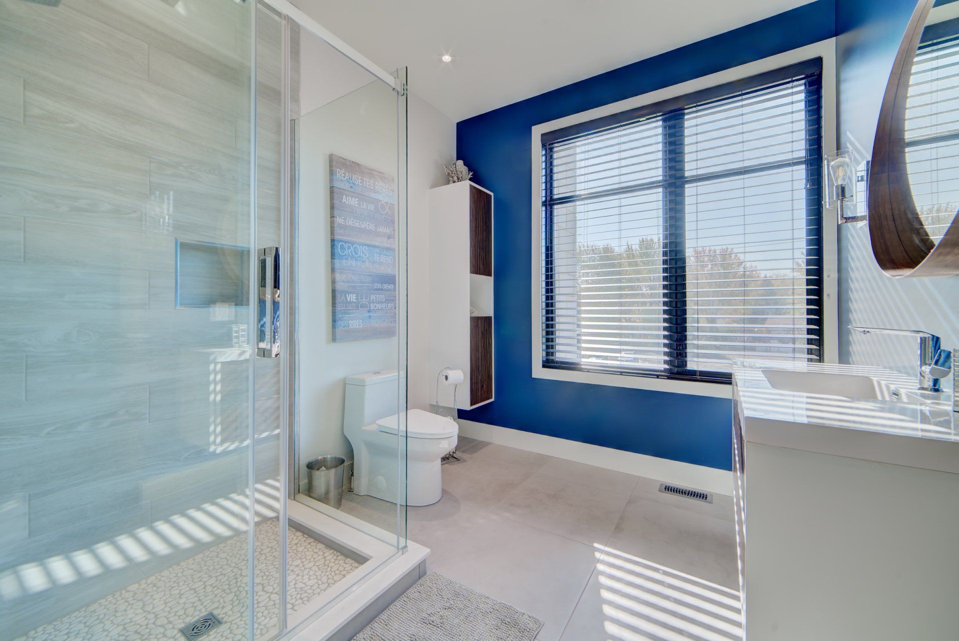 Une salle d'eau avec WC, lavabo et douche à l'italienne.