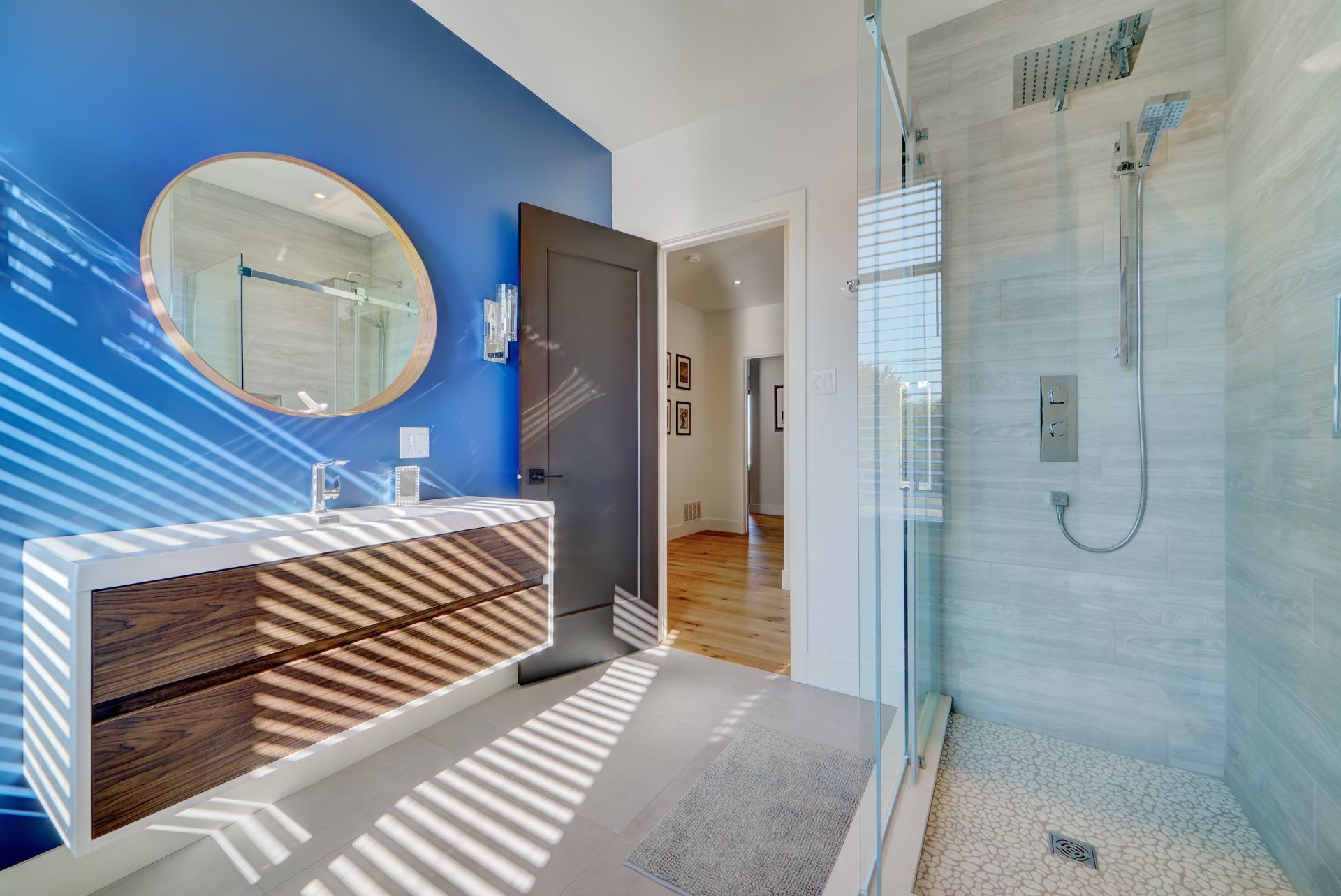 Une salle d'eau avec douche à l'italienne, lavabo et miroir.