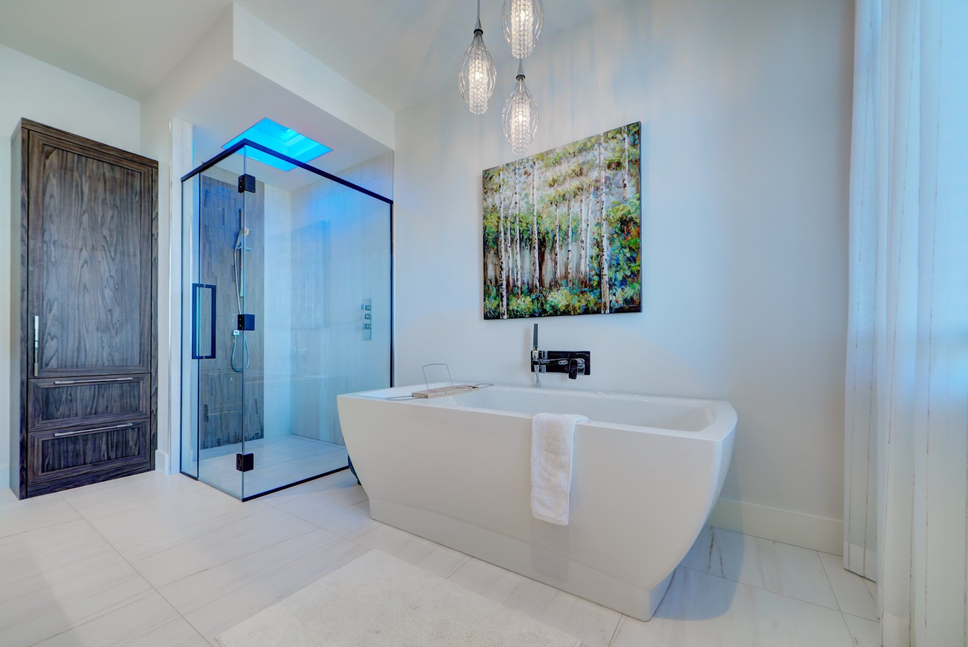 Une salle de bain avec baignoire, douche et peinture au mur.
