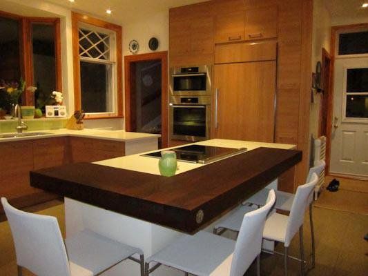 îlot de cuisine en érable avec chaises