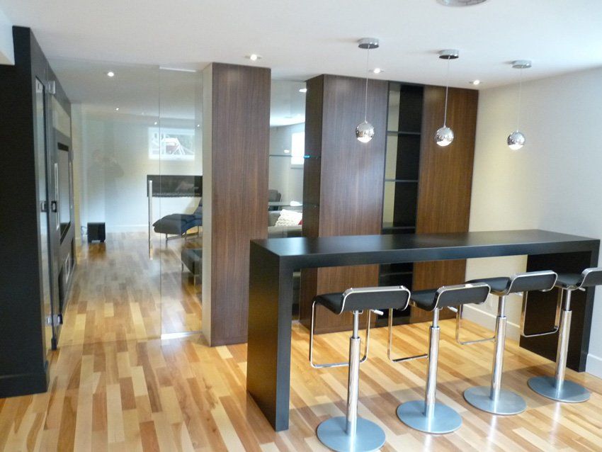 grande maison moderne avec parquet en bois clair