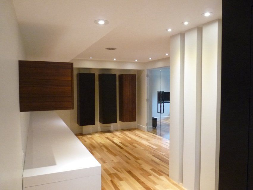 sous-sol avec plancher de bois brillant moderne