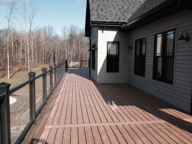 grand patio composite avec garde-corps noir