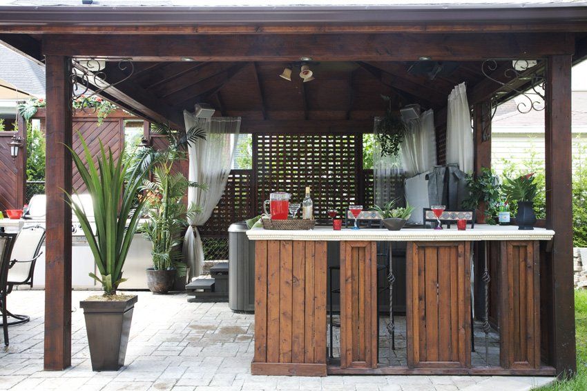 terrasse couverte avec cuisine extérieure