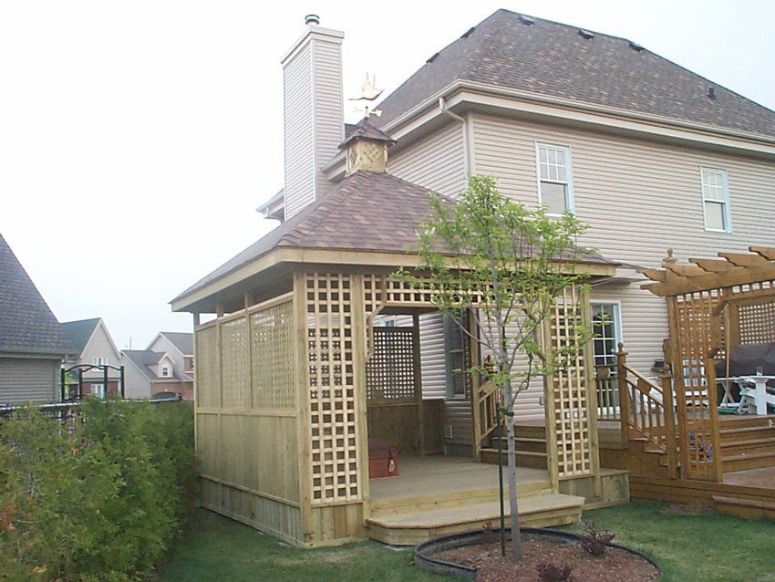 gazebo arrière-cour fermé en bois