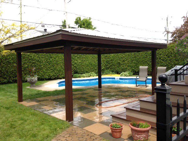 cour arrière avec gazebo et plancher en bois