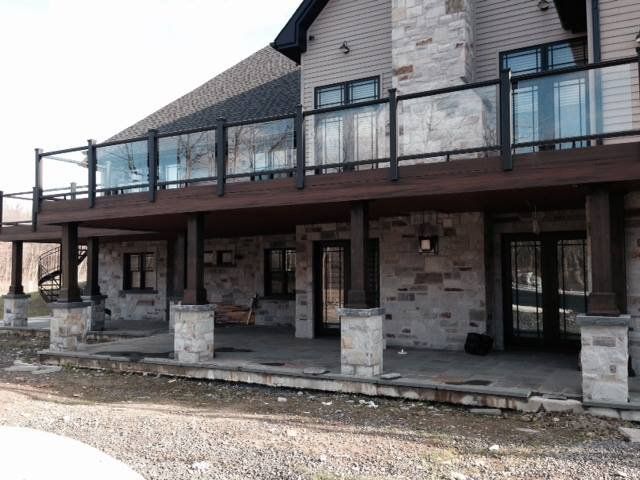 maison avec grande terrasse en bois avec garde-corps en verre et aluminium