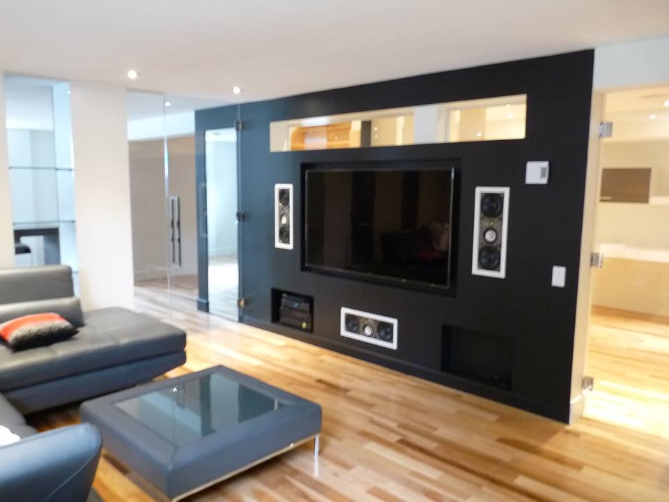 cinéma maison avec revêtement en bois noir
