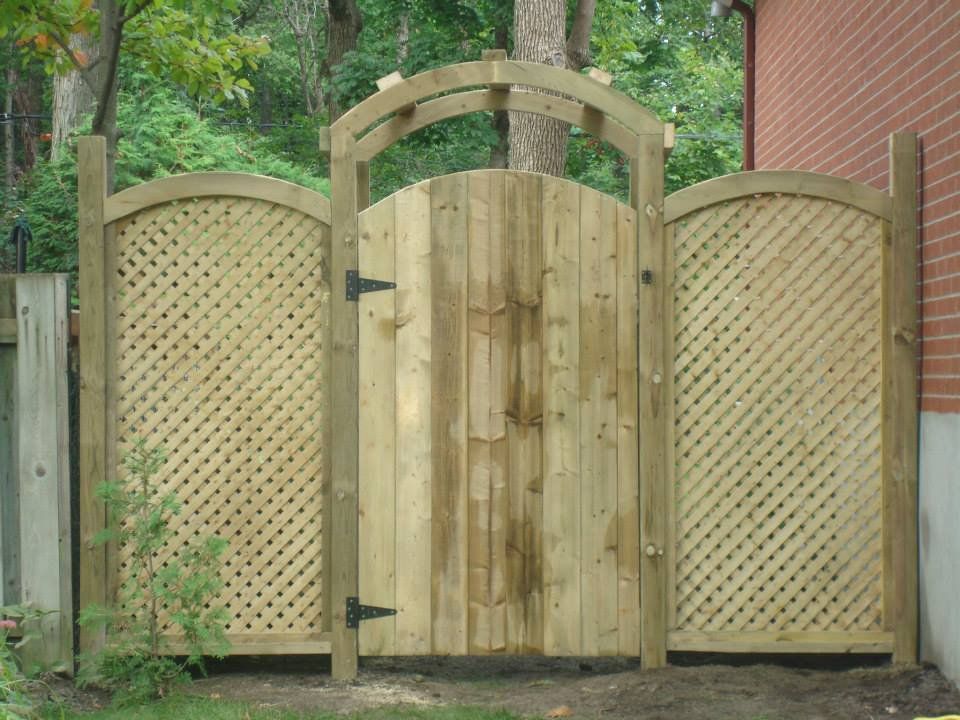 Une clôture en bois avec une porte au milieu
