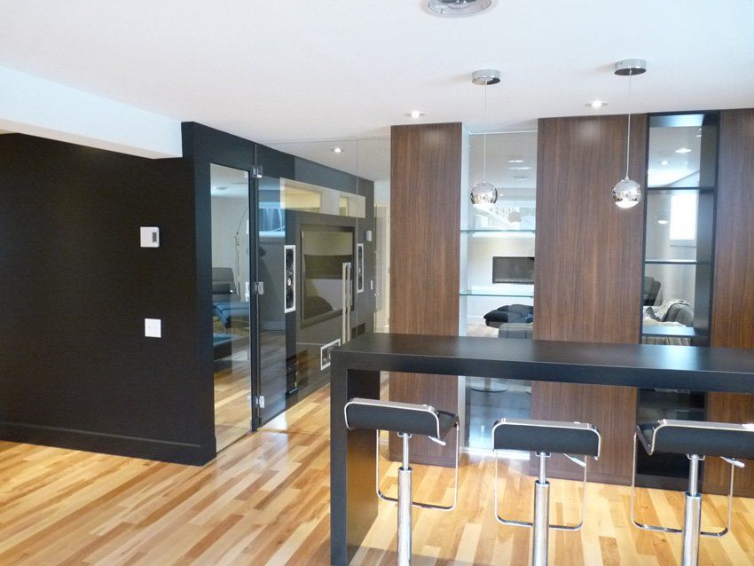 maison moderne avec parquet en bois clair