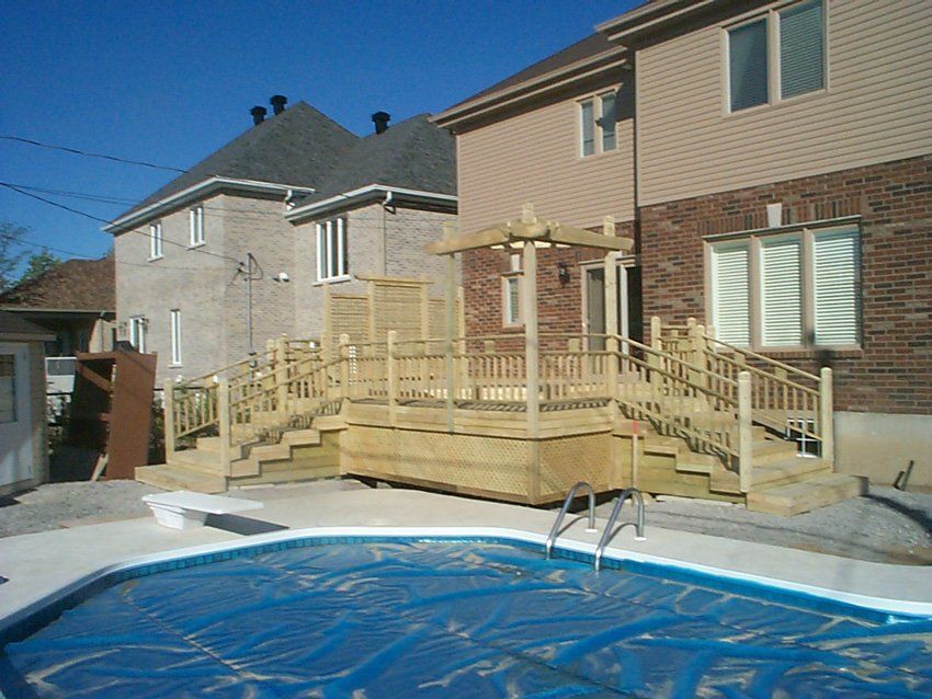 cour arrière avec patio et piscine en bois naturel