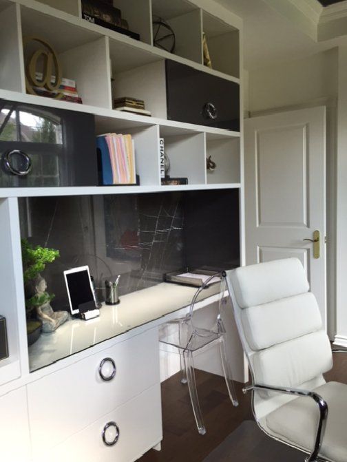 bureau avec armoires de rangement blanches