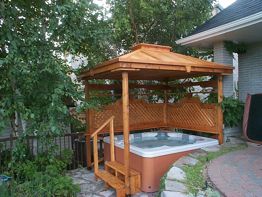 gazebo en bois extérieur sur un spa