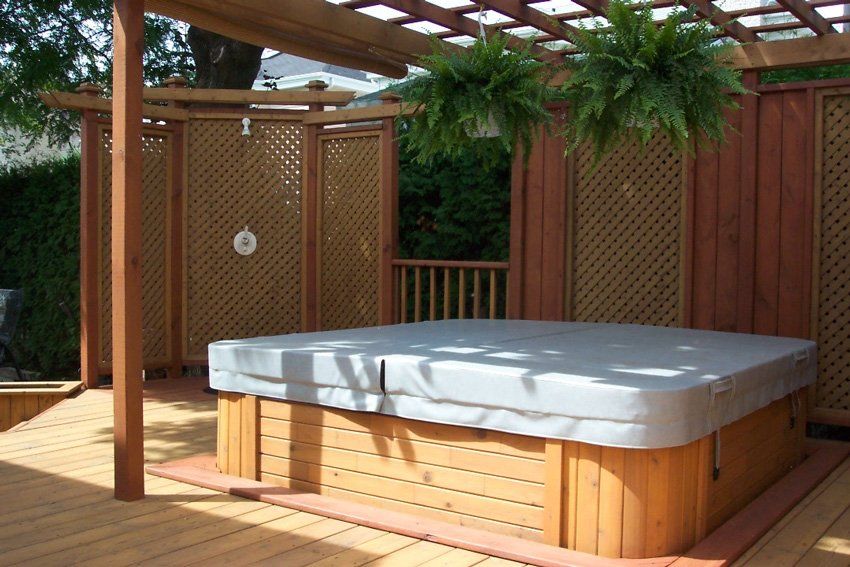 gazebo et spa de patio en bois