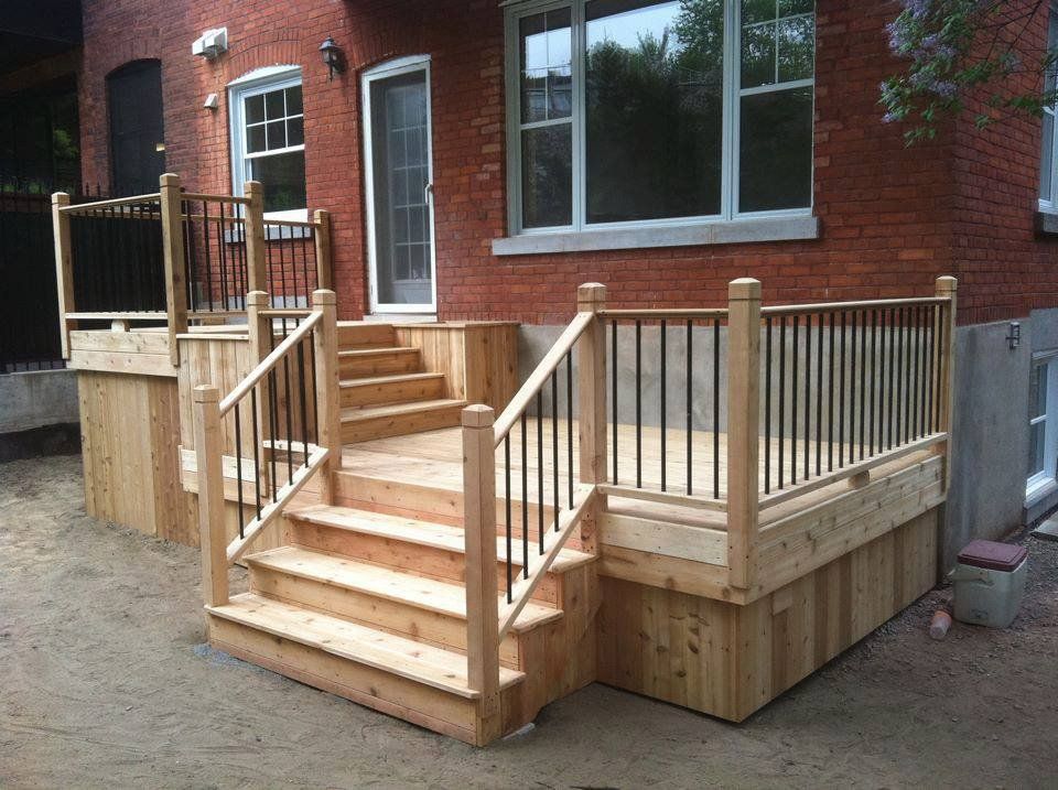cour arrière avec terrasse en bois et patio