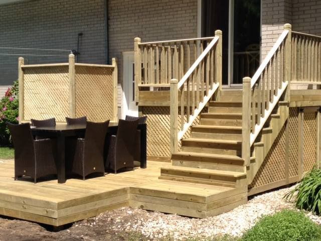 patio en bois à deux niveaux