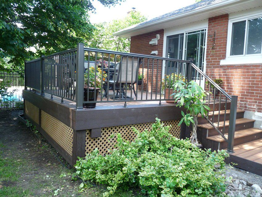 patio en bois dans la cour avec garde-corps en métal
