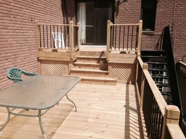 terrasse en bois avec garde-corps en métal