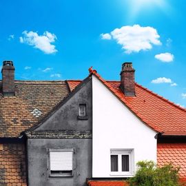 Haus mit schwarzer und weißer Fassade