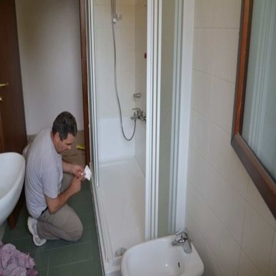 Lavoro di trasformazione vasca in doccia a Bollate