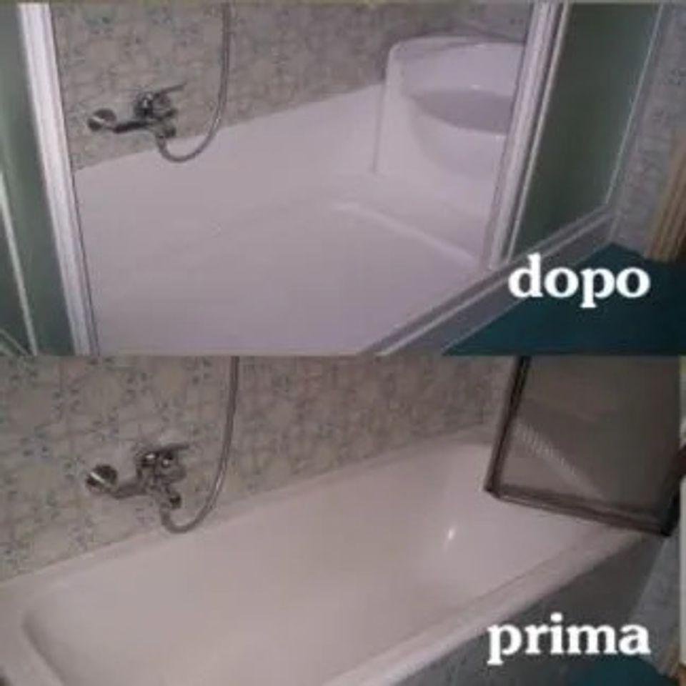 Confronto tra una vasca da bagno bianca prima e dopo la ristrutturazione