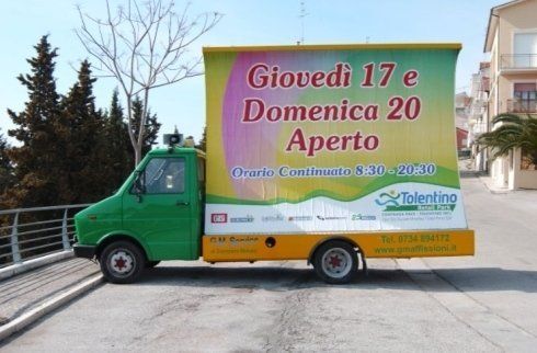 vela per pubblicità itinerante