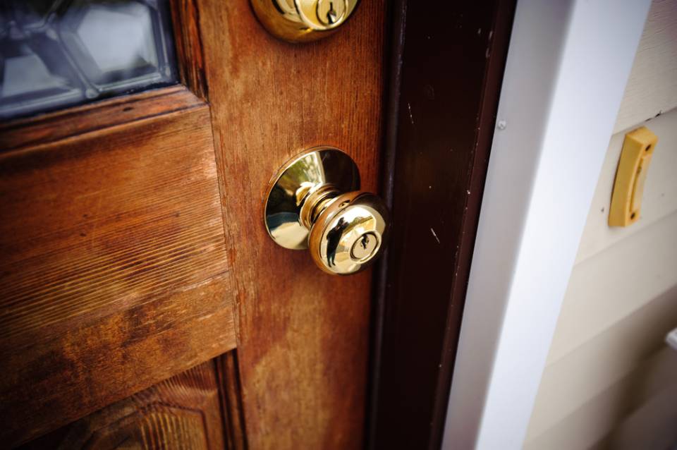 porta con pomello bronzeo