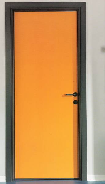 porta arancione in laminato