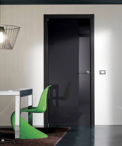 porta nera in PVC