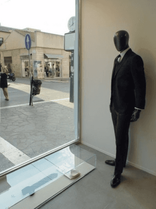 espositore in vetro di un negozio di abbigliamento