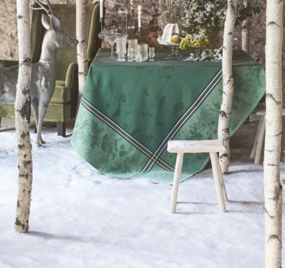 un tavolo con una tovaglia verde