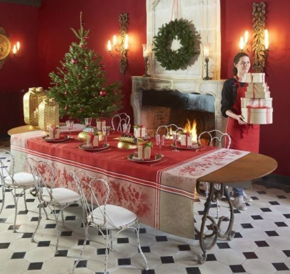 una sala da pranzo addobbata per natale