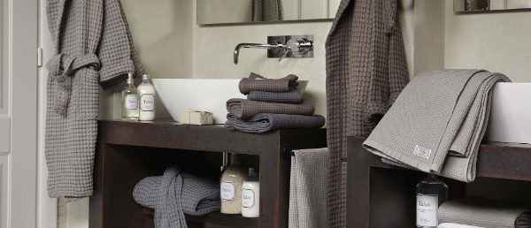 un bagno con biancheria grigio scura