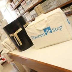piumini Daunen step su un tavolo bianco
