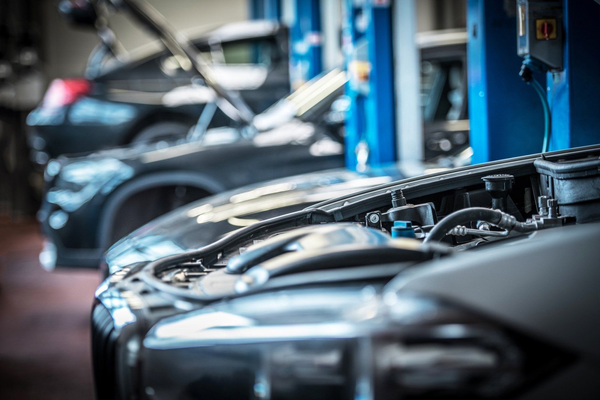 automobili in un'autofficina