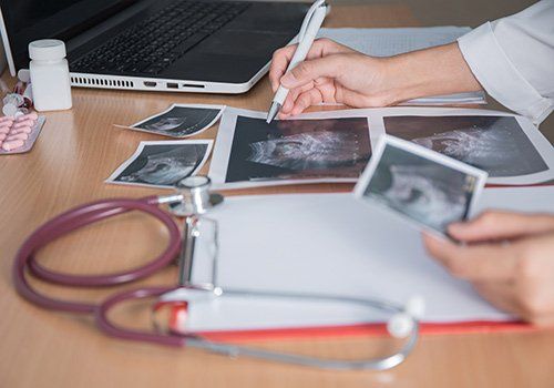 medico che analizza delle ecografie