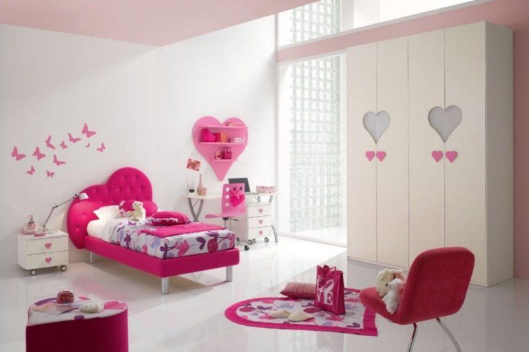cameretta per bambine con decorazioni a forma di cuore