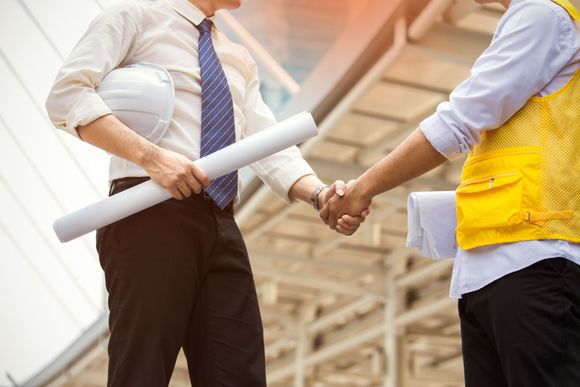 Stretta di mano tra responsabili di due imprese edili